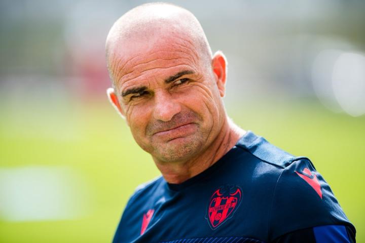 包含科维托娃遭遇二十持续失利，巴塞罗那教练压力巨大！赛场气氛高涨的词条